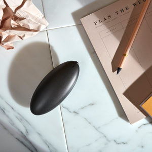 Mignis Stone bordlighter i sort placeret på et bord
