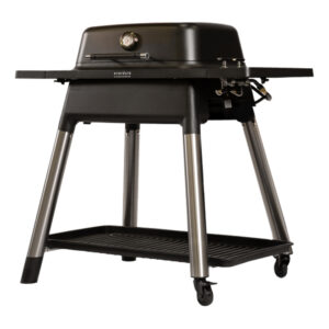 Everdure Force gasgrill i sort set fra siden